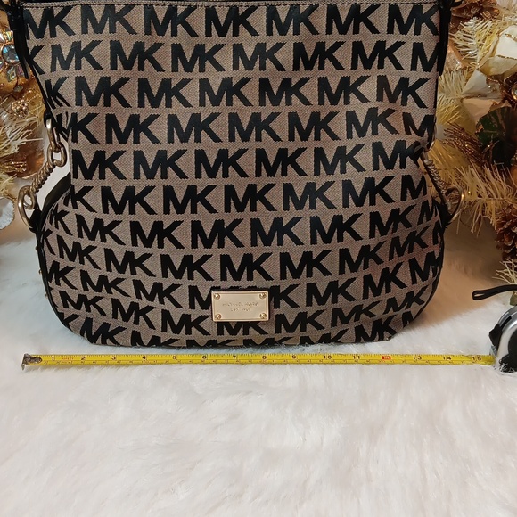 Michael Kors Big Valley Shoulder Bag - Picture 9 of 10